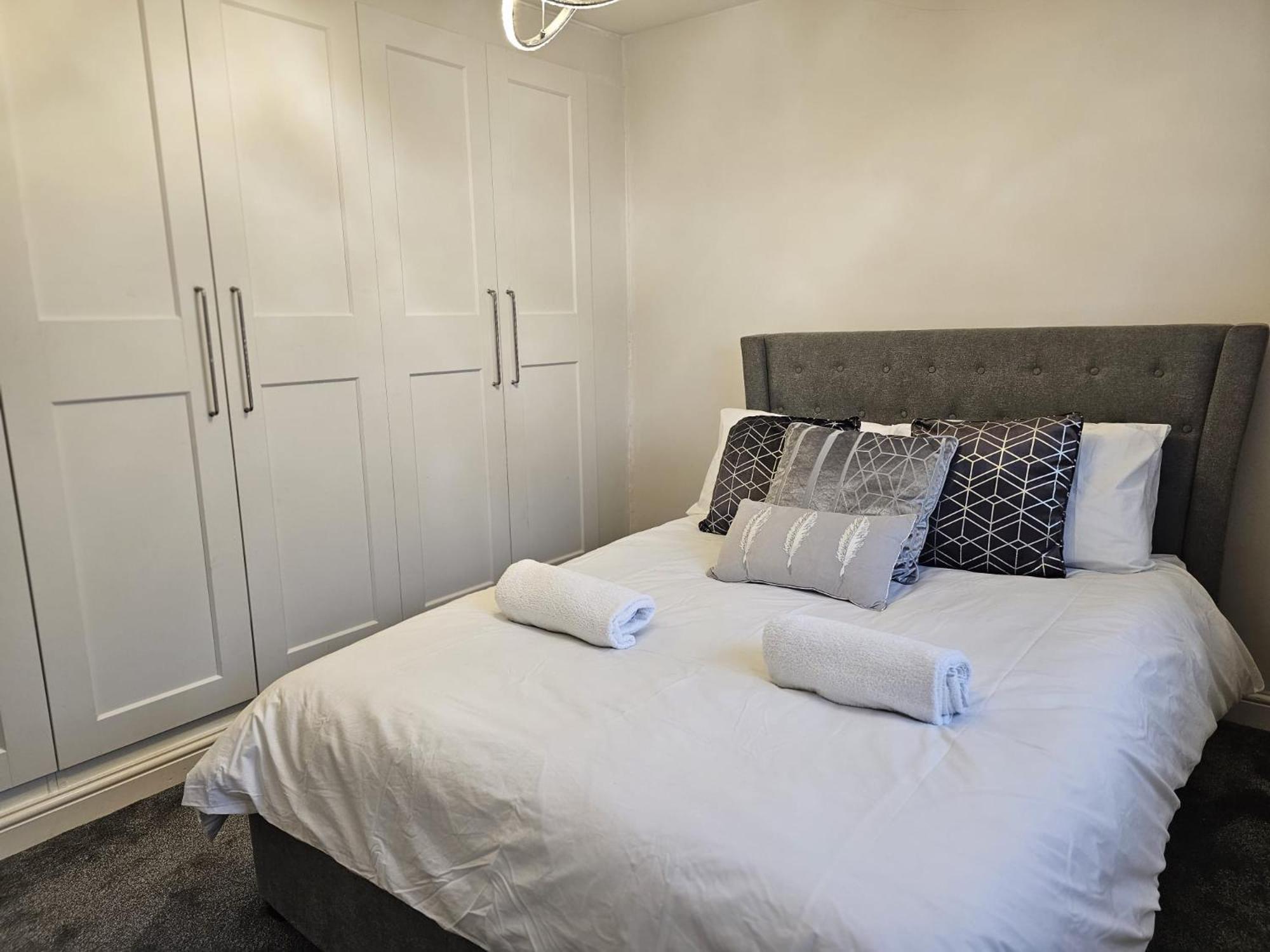 Modern 3 Bedroom Property With Free Driveway Parking By Shire Stays ชรูว์สเบอรี ภายนอก รูปภาพ